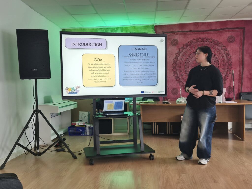 Oseba predstavlja vsebino projekta pred zaslonom s predstavitvijo.